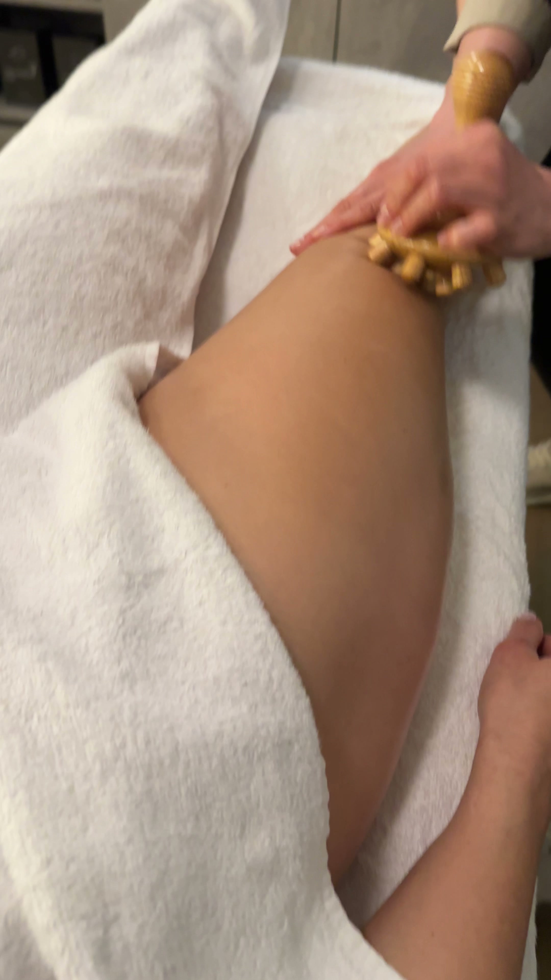 Lymphdrainage mit Holzwerkzeug am Bein